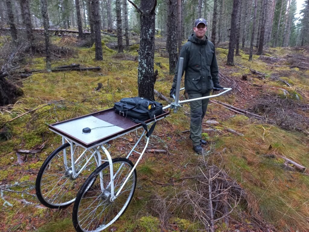 GNSS-testausta. Mikko Leinonen. Kuva: Jori Uusitalo